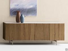 Abstraktes modernes Sideboard aus Holz und Metall mit Rahmen aus Nussbaum Natur