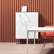 Türen mit asymmetrischem Design für das Highboard Doppler K von Bonaldo, Höhe 128 cm