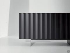 Präzise und genaue Ausführungen der Flügeltüren des Dorian Sideboards