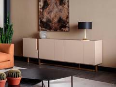 Mirage Sideboard von Cantori matt lackiert B5 Neusand mit Platte aus Black Cosmic (MBC) Marmor und Sockel aus patinierter Bronze