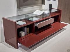 Innenausstattung des Sideboards Manila in glänzendem Lack Amarone, das in der Version mit Klappe auch eine Innenschublade enthält, die passend zum Äußeren lackiert ist.