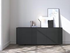 Vorderansicht des modernen Sideboards Maia mit Metallfüßen, Platte und Türen in anthrazitfarbenem Lack