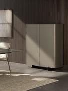 Dreiviertelansicht der modernen Highboard Maia mit Metallfüßen, Platte und Türen in Lack Titanium gebeizt