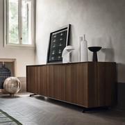 Maine Sideboard aus wärmbehandeltem Eichenholz mit geformten Füßen aus Metall