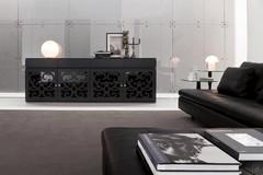 Modernes lackiertes Sideboard Paris in mattschwarzem Lack und extra klarem schwarz lackiertem Glas.