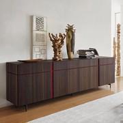 Modernes Sideboard mit lackierter Griffmulde