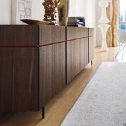 Sideboard aus Holz mit lackierter Griffmulde zweifarbig