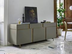 Das Sideboard Montana mit Fronten und lackierter Griffmulde passt perfekt in ein modernes Wohnzimmer