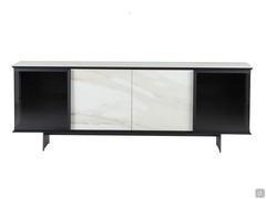 Elegantes Sideboard Aira mit Steinzeug und Glastüren - Sichtbar ist der mattschwarz lackierte Metallsockel mit 17 cm hohen Füßen.