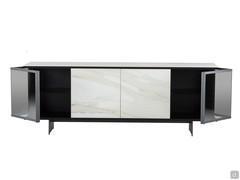 Elegantes Sideboard Aira mit Steinzeug und Glastüren - Seitliche Türöffnungen an den Seiten sichtbar.