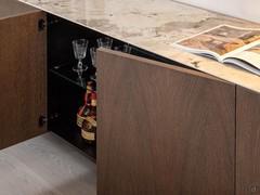 Detail der zentralen Türöffnung durch das Push-Pull-System des Sideboards Clivia