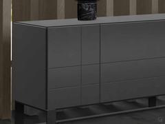 Oyster Sideboard mit Line-Fronten und 'V'-Gravuren (Beispielbild)