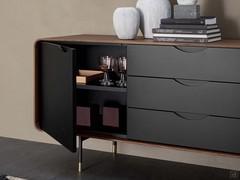 Detail der Öffnung einer minimalen Sideboard-Tür mit Rahmen Opera