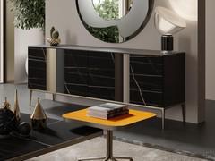 Elegantes Sideboard mit Keramiktüren von Keramos in Kombination mit Couchtischen von Atrevido, ein raffinierter Wohnbereich, abgestimmt in Materialien und Ausführungen