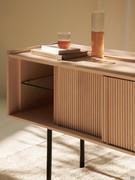 Sideboard mit Schiebetüren aus Katenholz, mit transparenten Glasböden im Inneren zur Optimierung des Stauraums