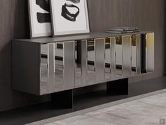 Modernes Sideboard Moma mit Türeinsätzen aus abgeschrägten Spiegeln und sandgestrahltem Rauchglas: bodenstehend auf einem Untergestell mit schwarz lackierten Metallplatten