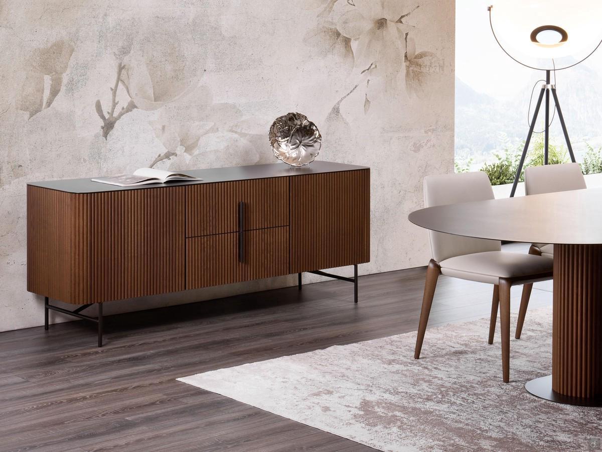 Elegantes Sideboard aus Savannah-Esche, mit gefrästen Türen aus Esche mit Lamelleneffekt