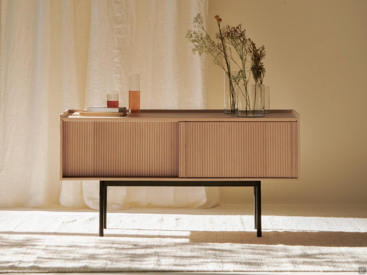 Sideboard mit Schiebetüren aus Katenholz, mit hohem Sockel aus mattschwarz lackiertem Metall.