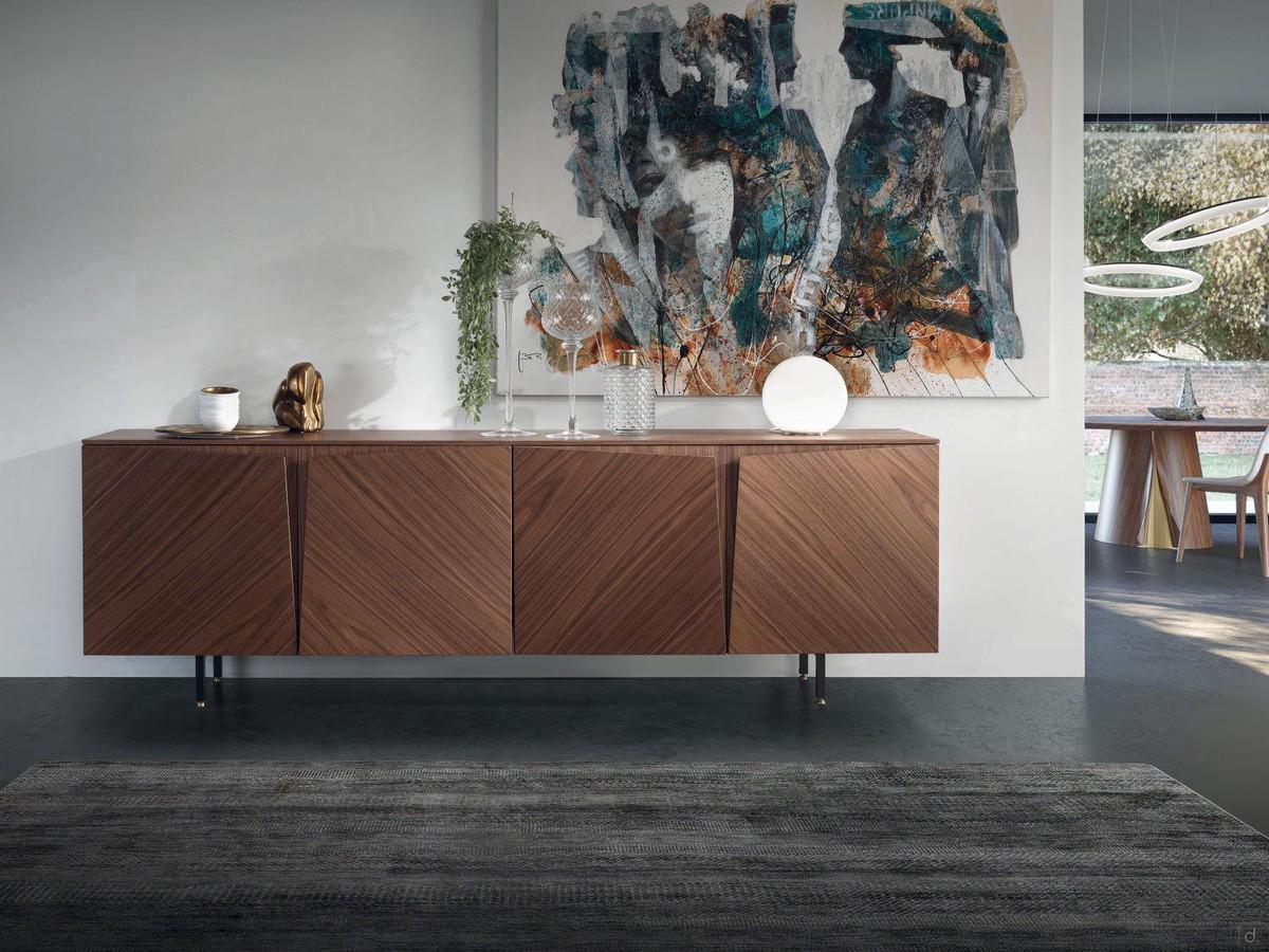 Designer-Sideboard mit skulpturalen Stella-Türen, erkennbar am speziellen "Peeling"-Effekt auf den Holzfronten