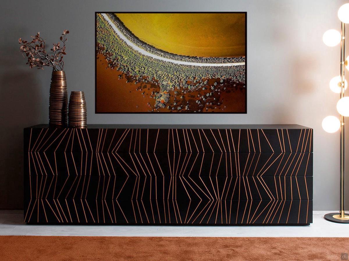 Sideboard im Ramses-Design mit Massivholzintarsien auf mattschwarz lackierten Fronten