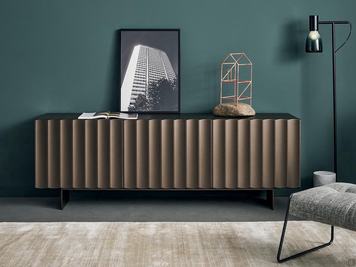 Dreitüriges bronzefarbenes Sideboard Dorian mit vertikalen bogenförmigen Rillen.