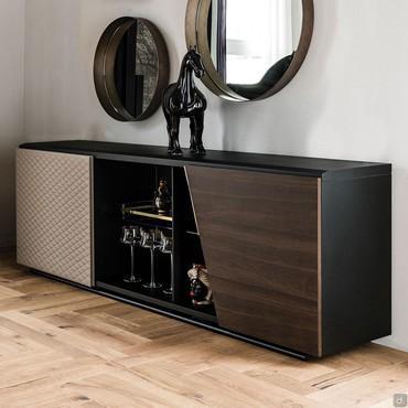 Sideboard mit asymmetrischer Tür Aston von Cattelan in Holzessenz und gesteppter linker Tür.