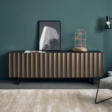 Dreitüriges bronzefarbenes Sideboard Dorian mit vertikalen bogenförmigen Rillen.