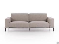 Vorderansicht und Proportionen des linearen Sofas Richmond mit 20 cm Armlehnen