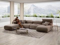 Ecksofa Monterey aus Samt, mit Chaiselongue und Sitzhocker aus Stoff