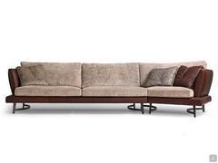 Roger Sofa 333 cm T.140 mit schrägem Abschlusselement und hohen geschwungenen Metallfüßen