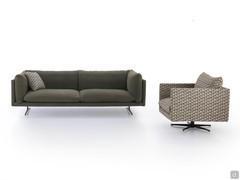 Aker Sofa 260 cm in salbeigrauem Nubukleder kombiniert mit 80 cm Sessel in gemustertem Stoff