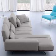 Detailbild der verschiebbarer Rückenlehne von Axel Sofa mit Chaiselongue