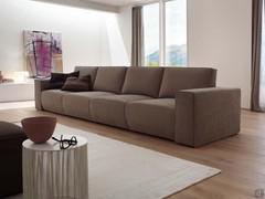 Attitude lineares 4-Sitzer-Sofa mit ausziehbarem Sitz