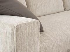 Detail des Sofas mit quadratrischer Armlehne cm 20 bezogen in Stoff Fabian Farbe 03 mit gleichfarbigem Profil