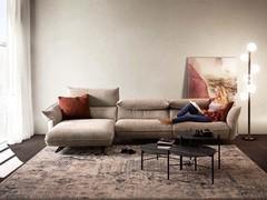 Lineares Sofa Exeter mit Chaiselongue und Rückenlehne unabhängig voneinander regulierbaren Kopfstützen