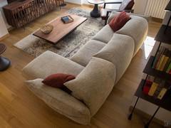 Modernes Stoffsofa Exeter in der Ausführung mit Chaiselongue - fotografiert in der Wohnung eines Kunden