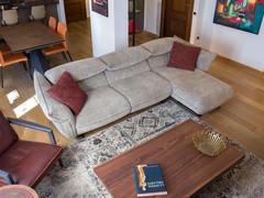 Modernes Stoffsofa Exeter in der Ausführung mit Chaiselongue - fotografiert in der Wohnung eines Kunden