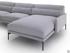 Detail der Chaiselongue des Sofas Maxime, mit Standard-Rückenkissen. Andere Elemente, wie Eckmodule und Abschlusselemente, ermöglichen eine große kompositorische und dimensionale Freiheit