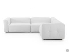 Ecksofa Softly in weißem Leder bezogen mit Ziernähten an Arm- und Rückenlehne 