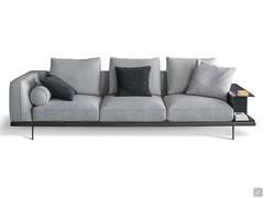 Phil Sofa von Bonaldo in einer linearen Version, mit einer Armlehne aus Leder und einem zylindrischen Zierkissen, zusätzlich zu den 50x50 cm großen Kissen, die unter den alternativen Produkten unten auf der Seite vorgeschlagen werden