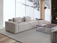 Square modulares Sofa, hier in der Version als 2-Sitzer-Sofa mit Armlehne auf der einen Seite und Endhocker auf der anderen