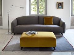 Das Designersofa Gilmour in Kombination mit einem Hocker, der die runden und soliden Formen aufgreift