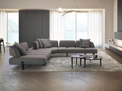 Leyton Sofa mit verschiebbaren Rückenlehnen, hier in einer Eckversion, bei der alle Rückenlehnen nach hinten verschoben werden können, um die Sitztiefe zu erhöhen