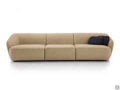 Vorderansicht des Sofas Laurent, das durch seine harmonischen Proportionen und sein modernes Design besticht