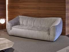 Drappy Sofa hier mit perlgrauem Vegas-Samt-Bezug