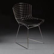 Sedia Wire Chair creata da Harry Bertoia in tondini cromati e saldati