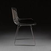 Sedia Wire Chair creata da Harry Bertoia in tondini cromati e saldati