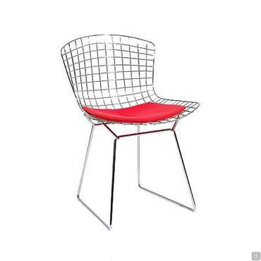 Sedia Wire Chair creata da Harry Bertoia in tondini cromati e saldati