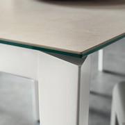 Detail der Laminam Fokos Sale Platte mit weiß lackiertem Metallfuß