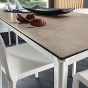 Detail des Albus-Tisches mit Laminam fokos terra Steinplatte